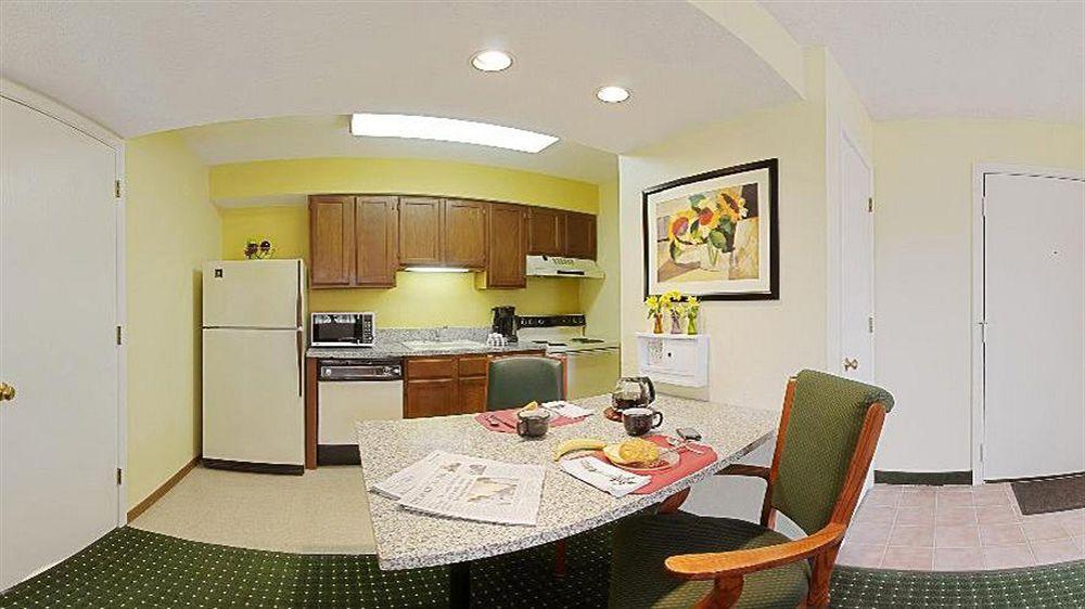 Sonesta Simply Suites Cleveland Airport Мидълбърг Хайтс Екстериор снимка
