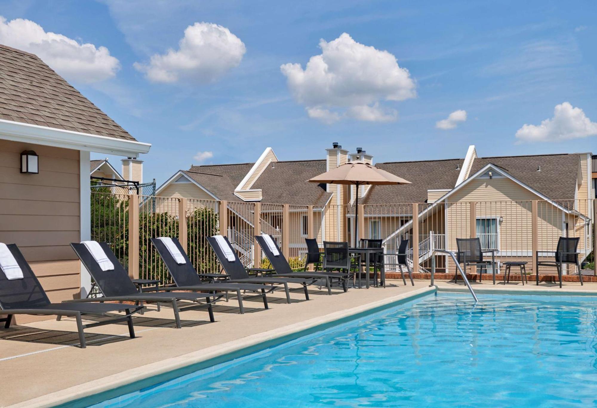 Sonesta Simply Suites Cleveland Airport Мидълбърг Хайтс Екстериор снимка