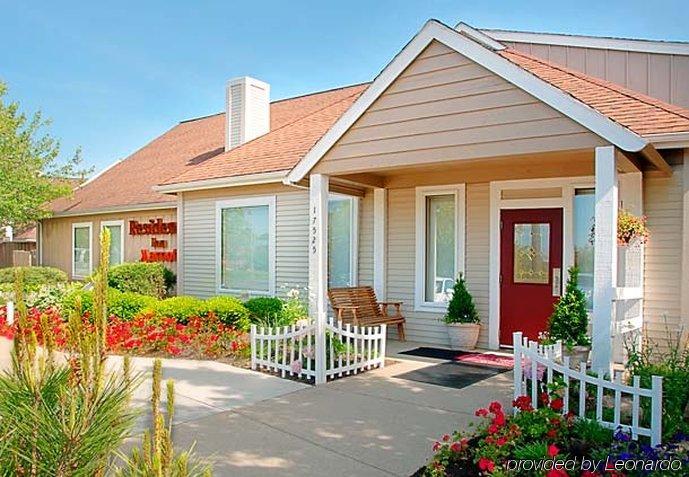 Sonesta Simply Suites Cleveland Airport Мидълбърг Хайтс Екстериор снимка