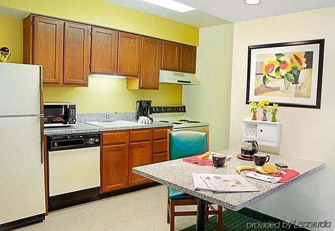 Sonesta Simply Suites Cleveland Airport Мидълбърг Хайтс Екстериор снимка
