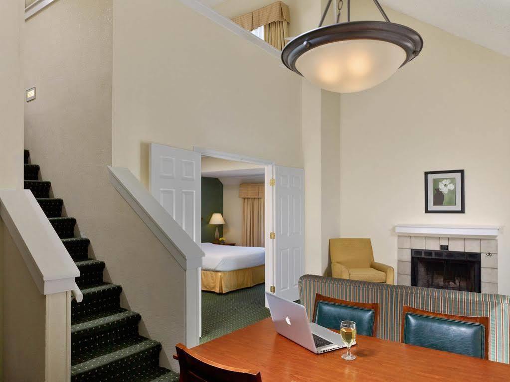 Sonesta Simply Suites Cleveland Airport Мидълбърг Хайтс Екстериор снимка