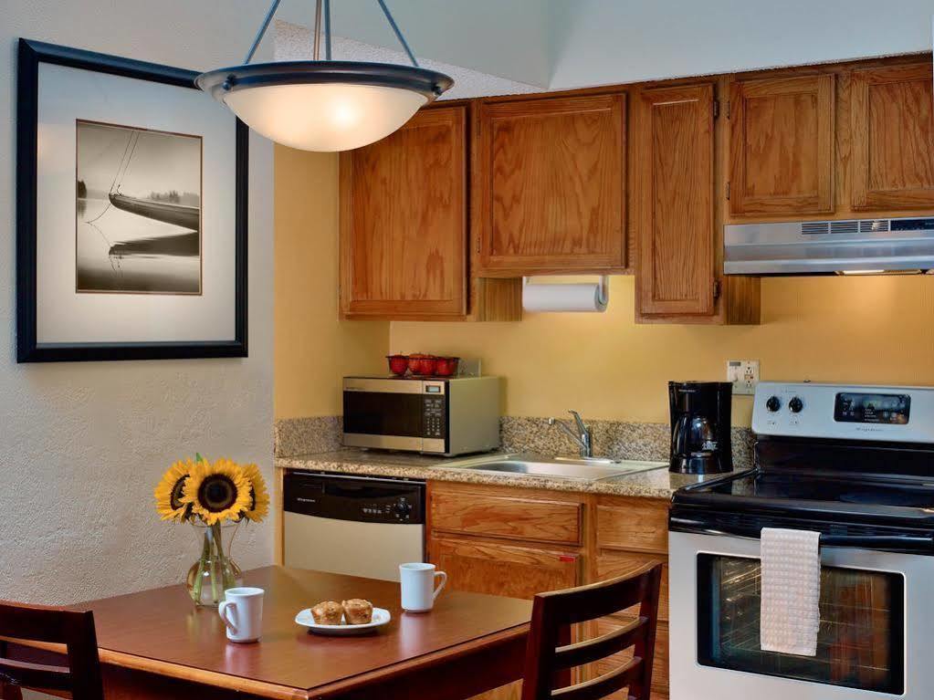 Sonesta Simply Suites Cleveland Airport Мидълбърг Хайтс Екстериор снимка