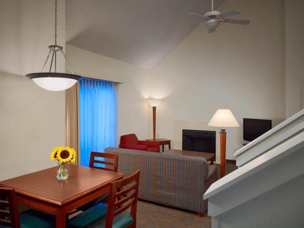 Sonesta Simply Suites Cleveland Airport Мидълбърг Хайтс Екстериор снимка